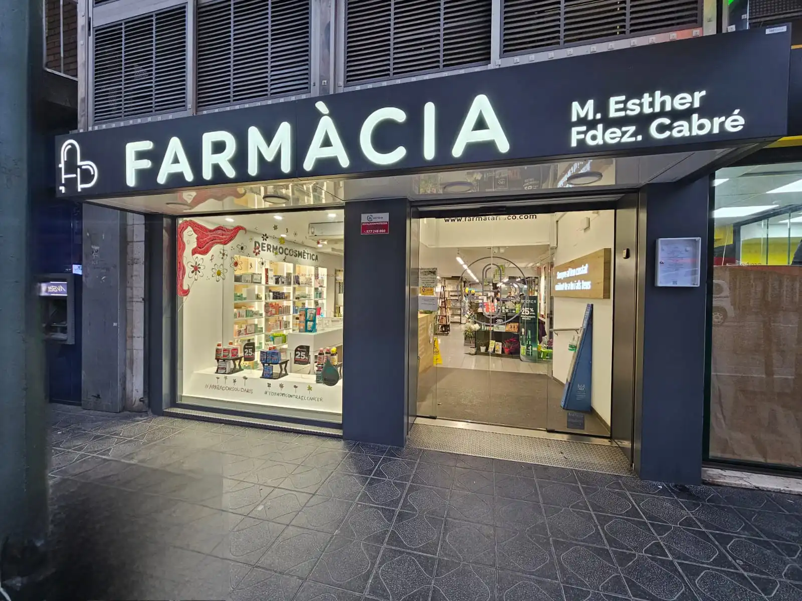 Fachada de la farmacia en la calle Pere Martell, 5 de Tarragona